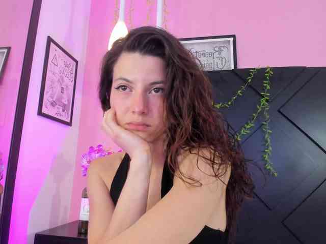 LolaMustaine webcam