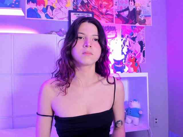 LolaMustaine webcam
