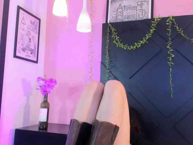 LolaMustaine webcam