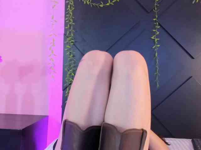 LolaMustaine webcam