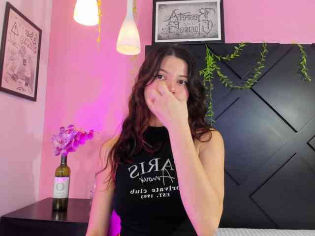 LolaMustaine webcam