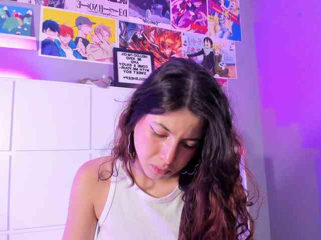 LolaMustaine webcam