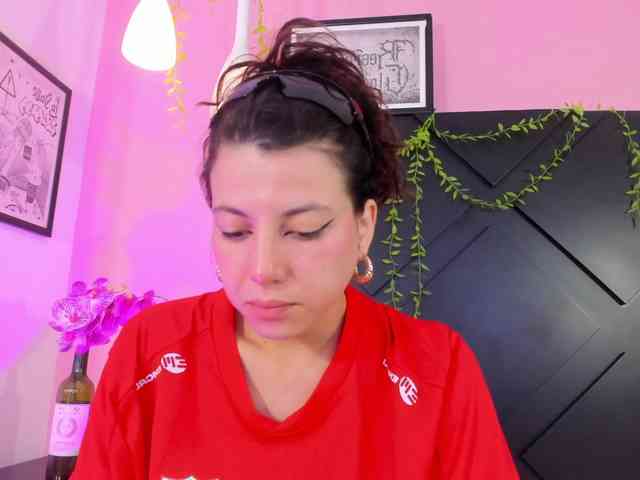 LolaMustaine webcam