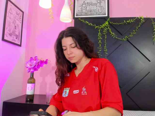 LolaMustaine webcam