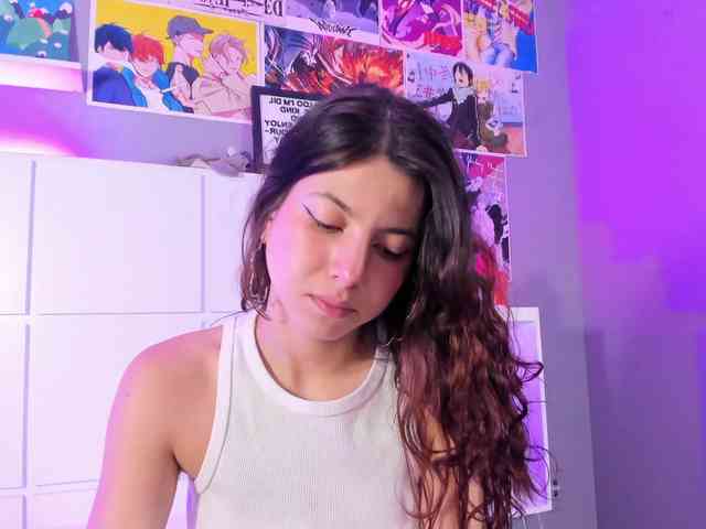LolaMustaine webcam