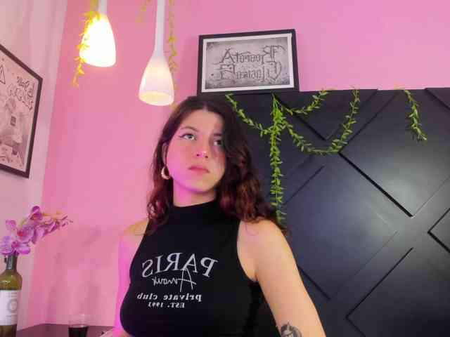 LolaMustaine webcam
