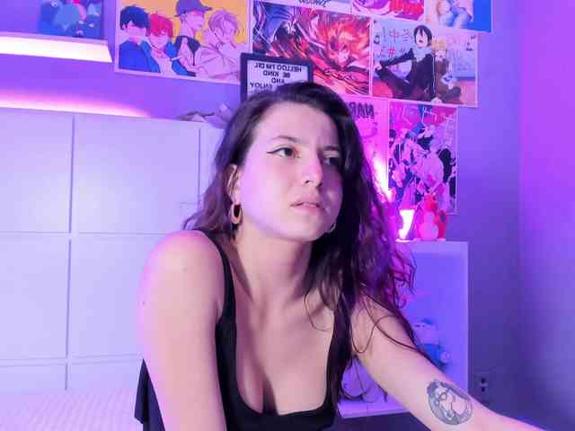 LolaMustaine webcam