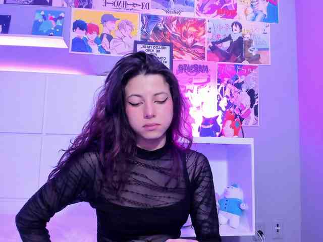 LolaMustaine webcam