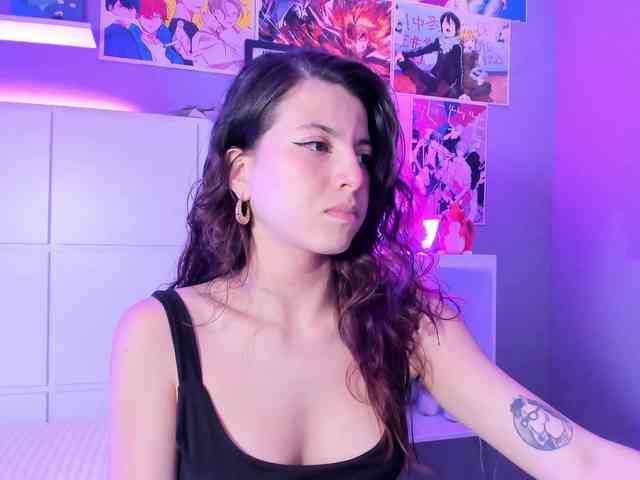 LolaMustaine webcam