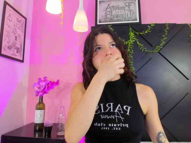 LolaMustaine webcam