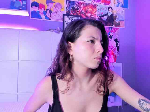 LolaMustaine webcam