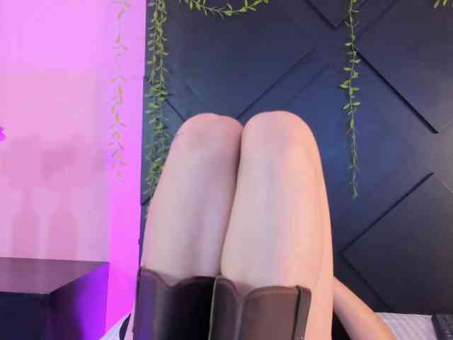 LolaMustaine webcam