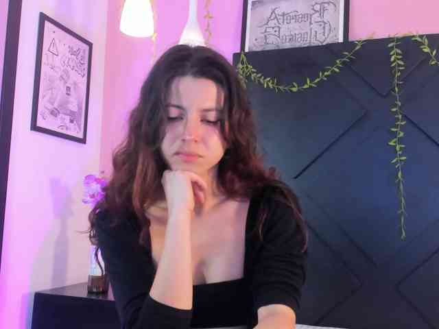 LolaMustaine webcam