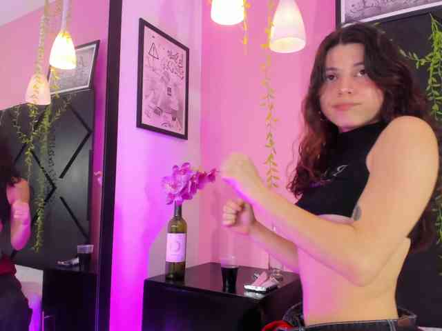 LolaMustaine webcam