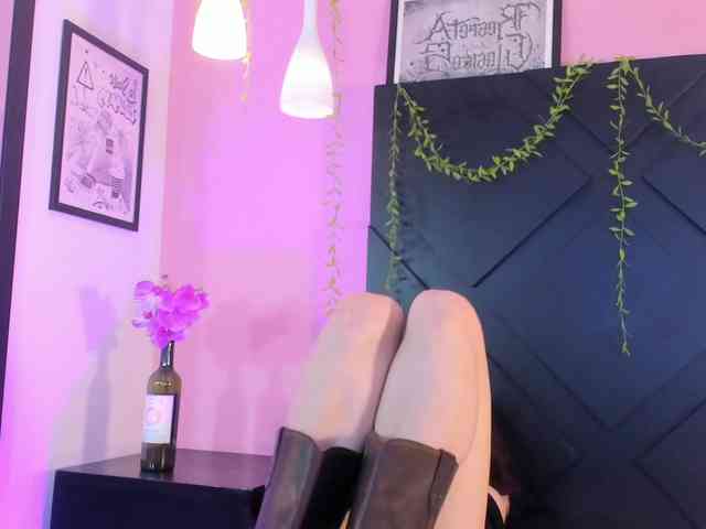 LolaMustaine webcam