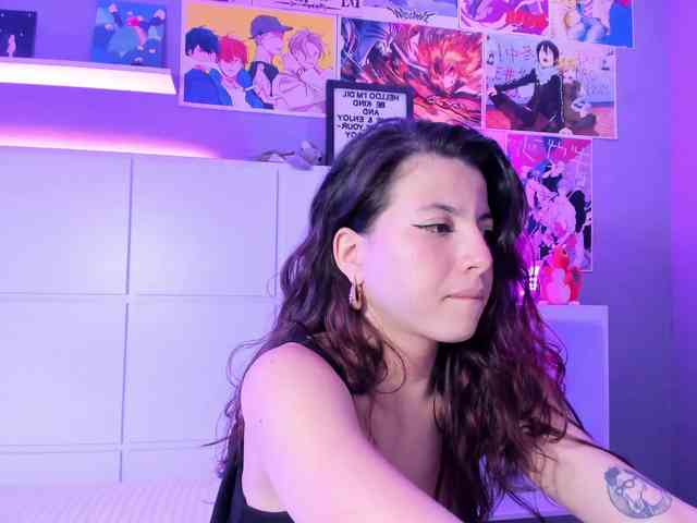 LolaMustaine webcam