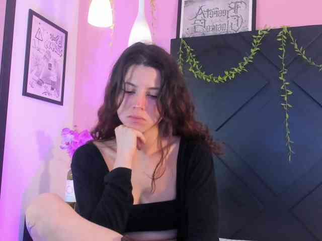 LolaMustaine webcam