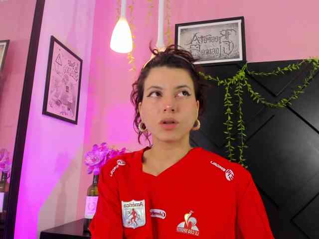 LolaMustaine webcam