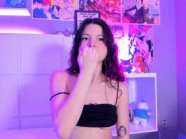 LolaMustaine webcam
