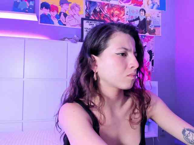 LolaMustaine webcam