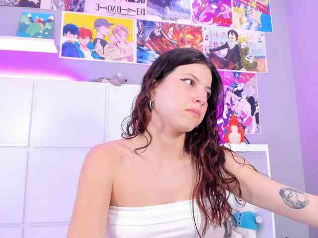 LolaMustaine webcam