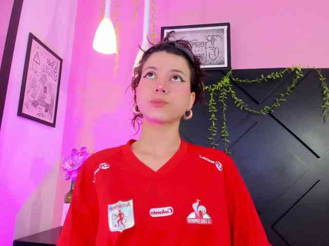 LolaMustaine webcam