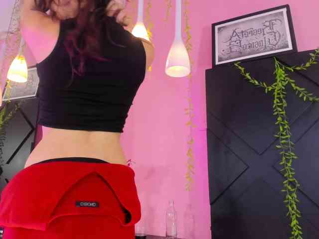 LolaMustaine webcam
