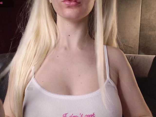 Avr0ria's BongaCams show and profile