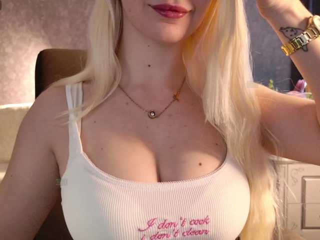 Avr0ria's BongaCams show and profile