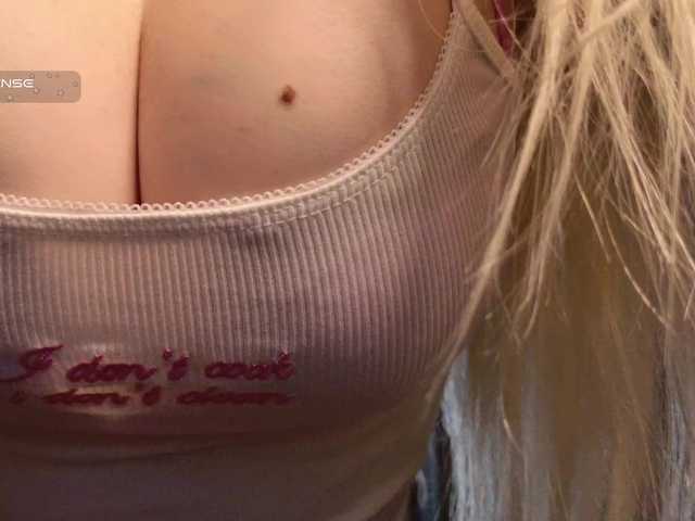 Avr0ria's BongaCams show and profile