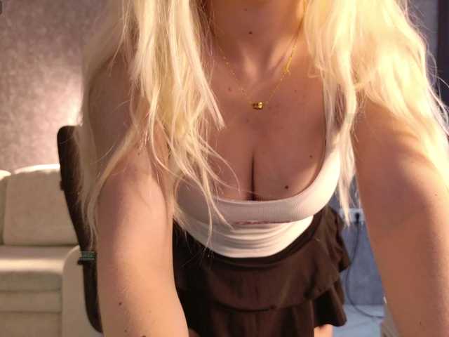 Avr0ria's BongaCams show and profile