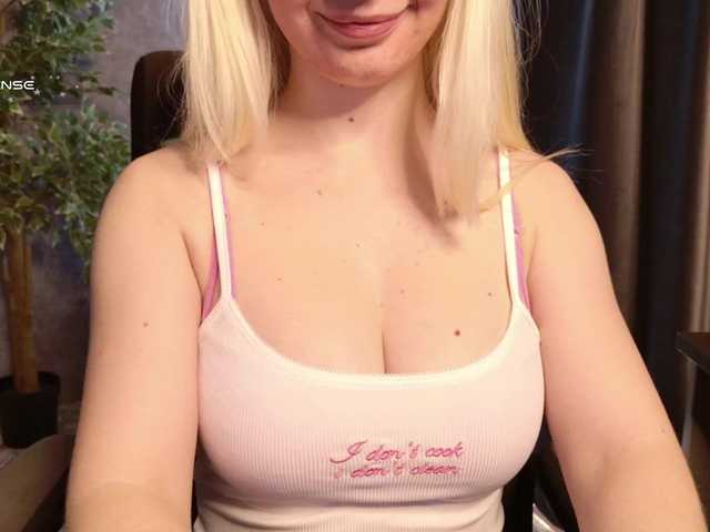 Avr0ria's BongaCams show and profile