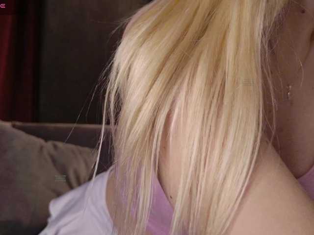 Avr0ria's BongaCams show and profile