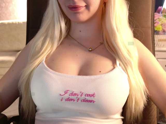 Avr0ria's BongaCams show and profile