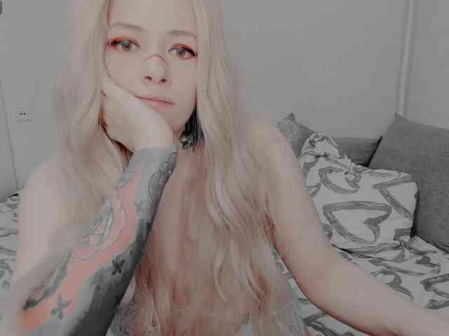 AlternativeGirl webcam