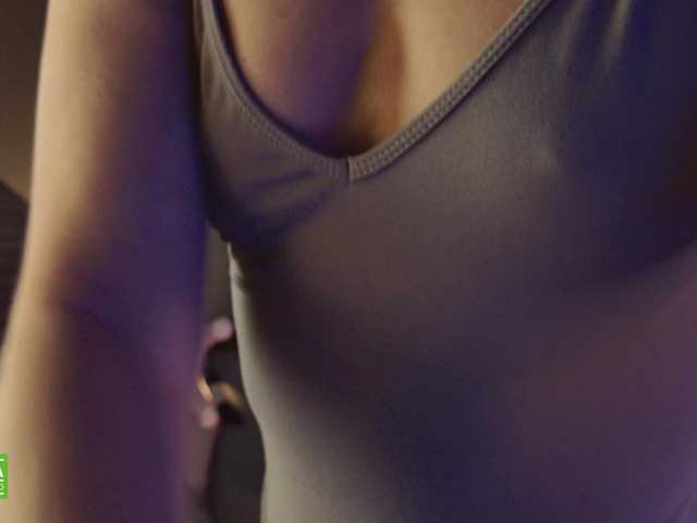 Jenniee's BongaCams show and profile