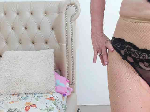 MatureBlonde webcam
