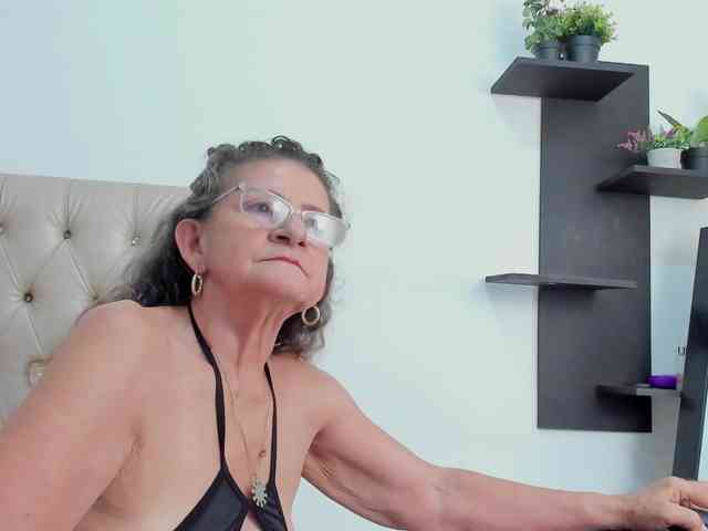 spy web cam MatureBlonde
