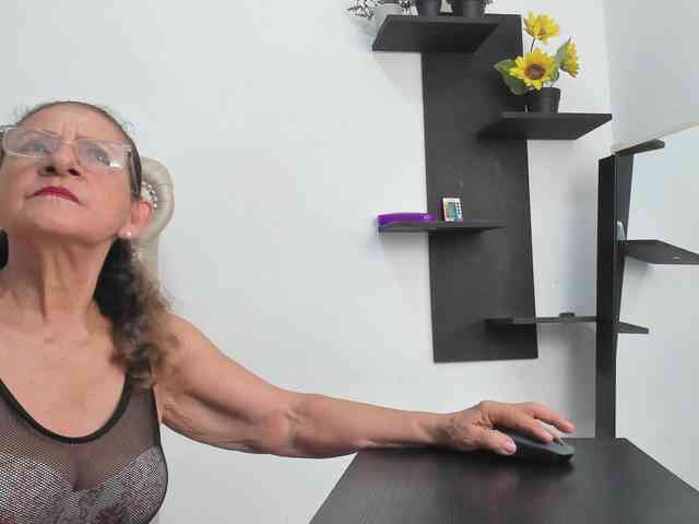 MatureBlonde webcam