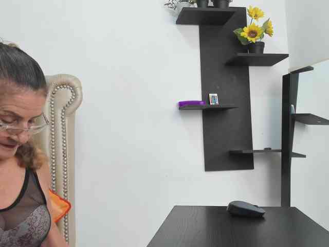 MatureBlonde webcam
