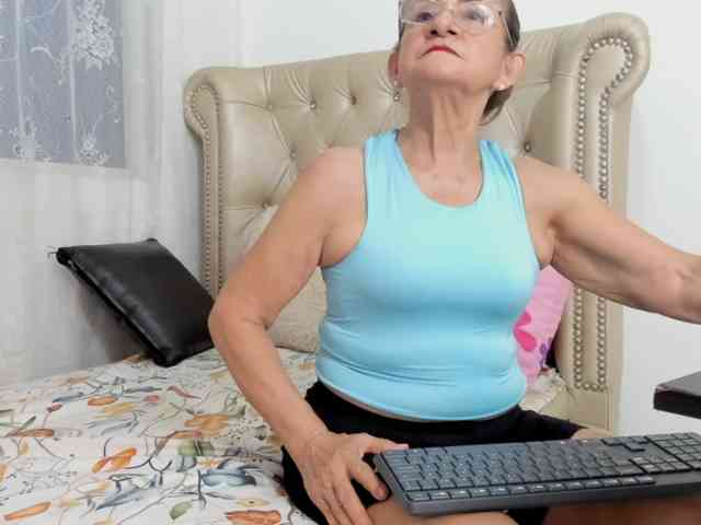 MatureBlonde webcam