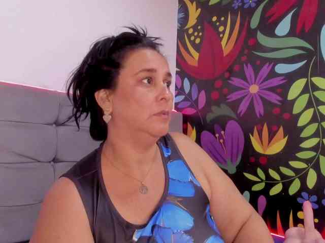 sharlott-bbw webcam