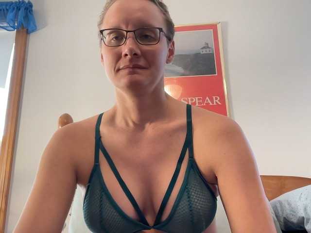 LeahWilde's BongaCams show and profile