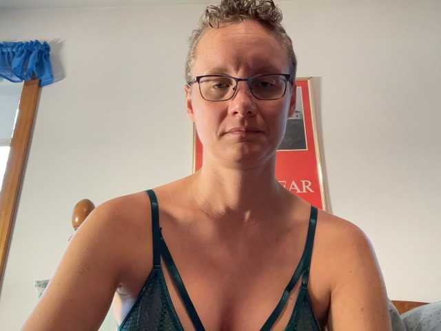 LeahWilde's BongaCams show and profile