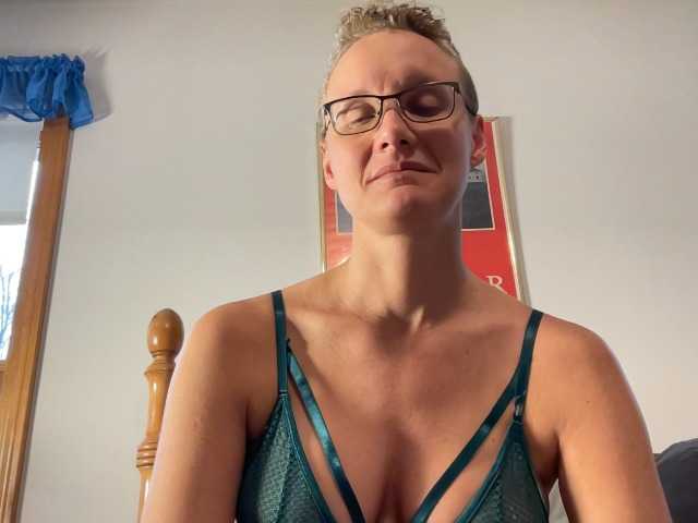 LeahWilde's BongaCams show and profile