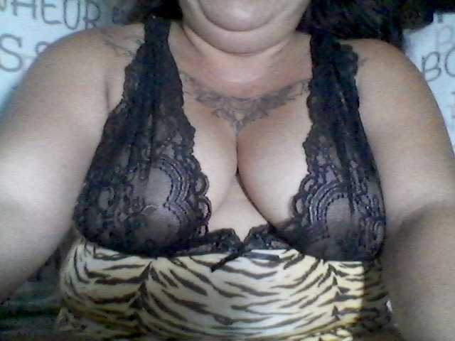 le modèle sweetasian33 est en webcam porno dans un show sur le site bongacams, il possède les tags suivants: Asian,Brunette,Hairy