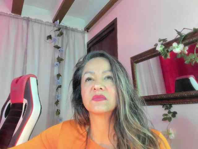 divine-mature webcam