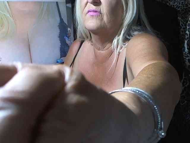 blondebustyuk webcam