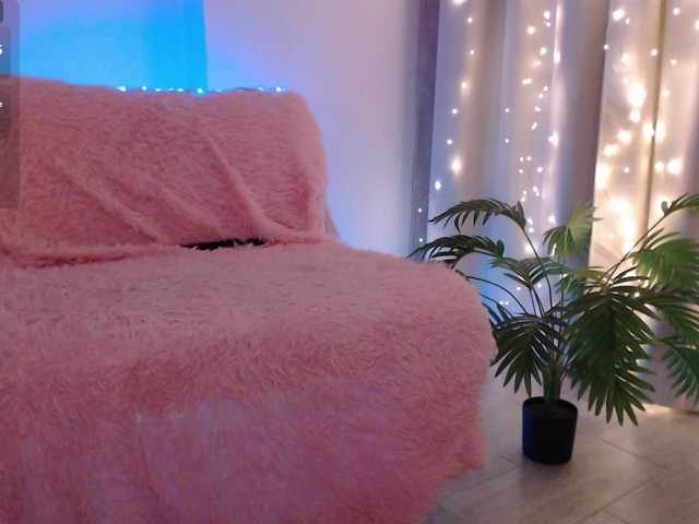 Zeeeme's BongaCams show and profile