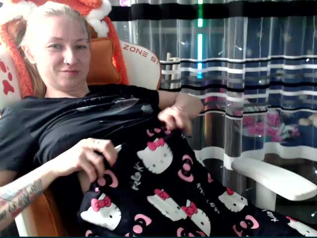 Lollifoxy's BongaCams show and profile